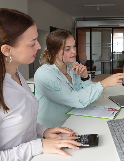 Mitarbeiterinnen der Wohnungsverwaltung während der Zahlenprüfung am PC