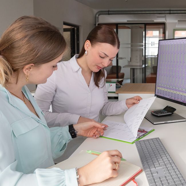 Unsere Mitarbeiterinnen der Haus- und Wohnungsverwaltung, bei der Erstellung einer Betriebskosten und Jahresabrechnung