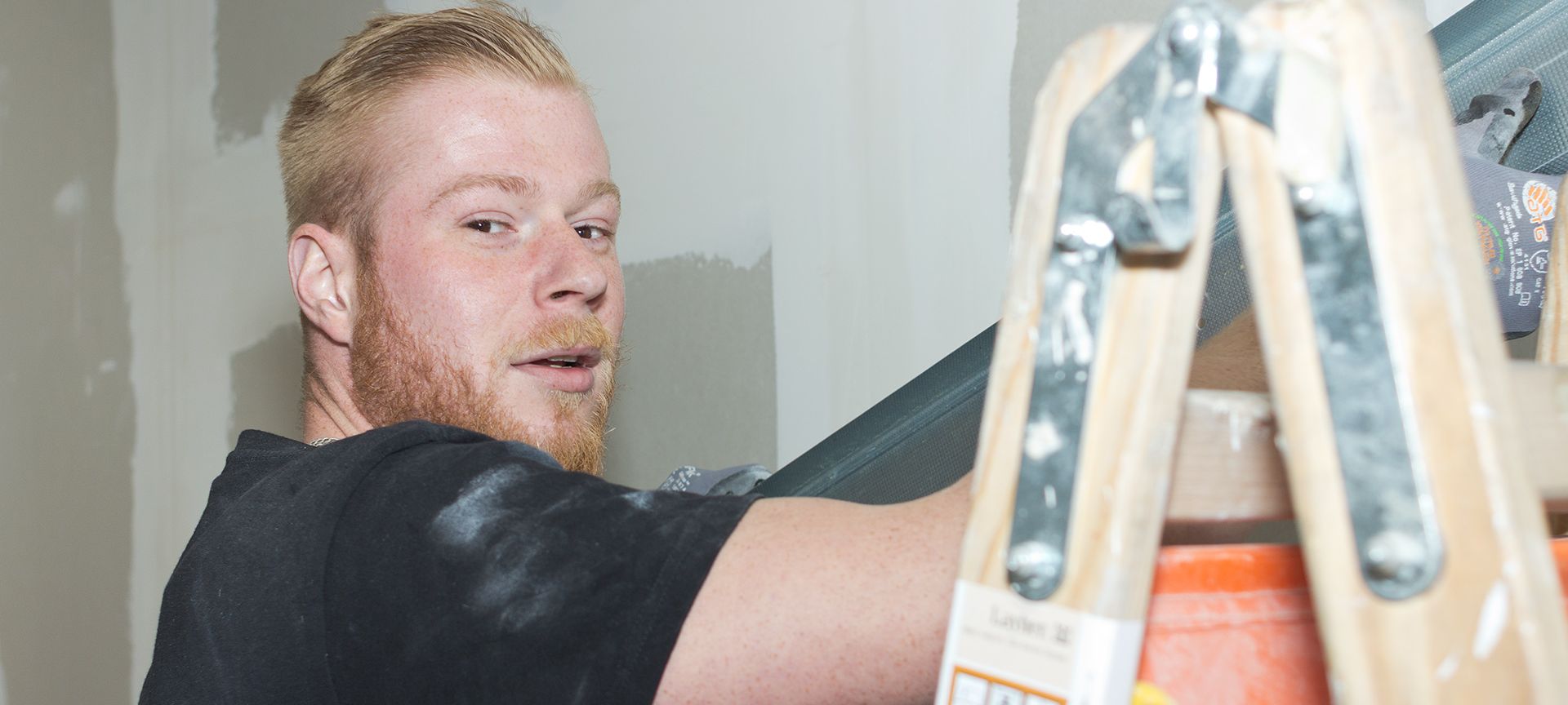 Bauhandwerker bei Trockenbauarbeiten