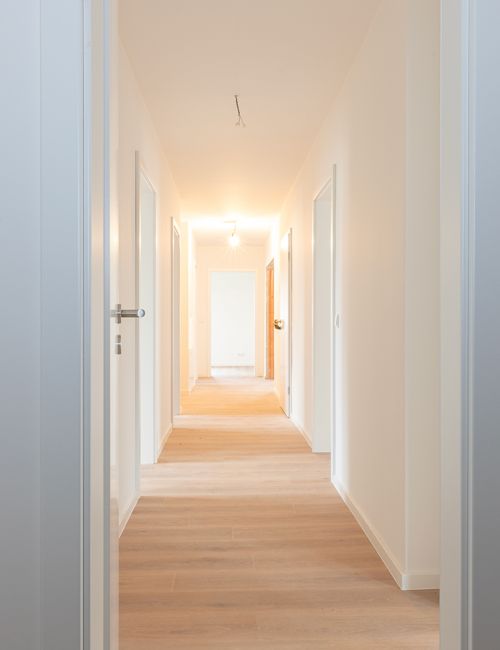 Blick in einen hellen Flur eines frisch entstandenen Mietobjektes
