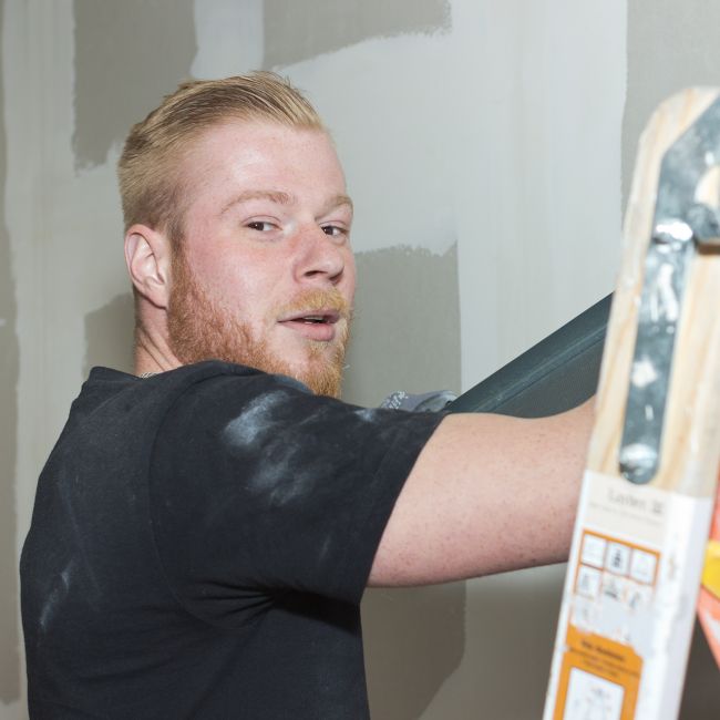 Bauhandwerker bei Trockenbauarbeiten